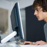 Cara Menjaga Postur Tubuh Ideal Saat Menggunakan Komputer Setiap Hari